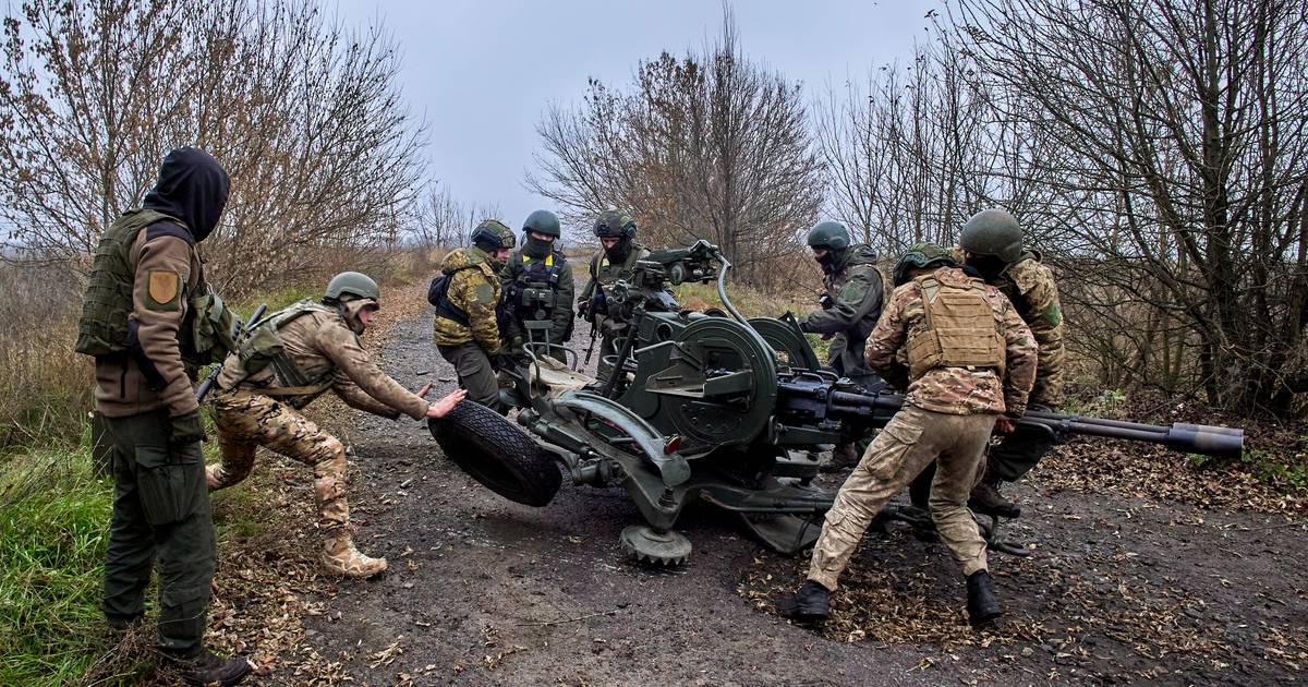 Em direto: explosões ouvidas na Crimeia e mísseis russos caem em Odessa; EUA dizem que inverno pode favorecer tropas ucranianas