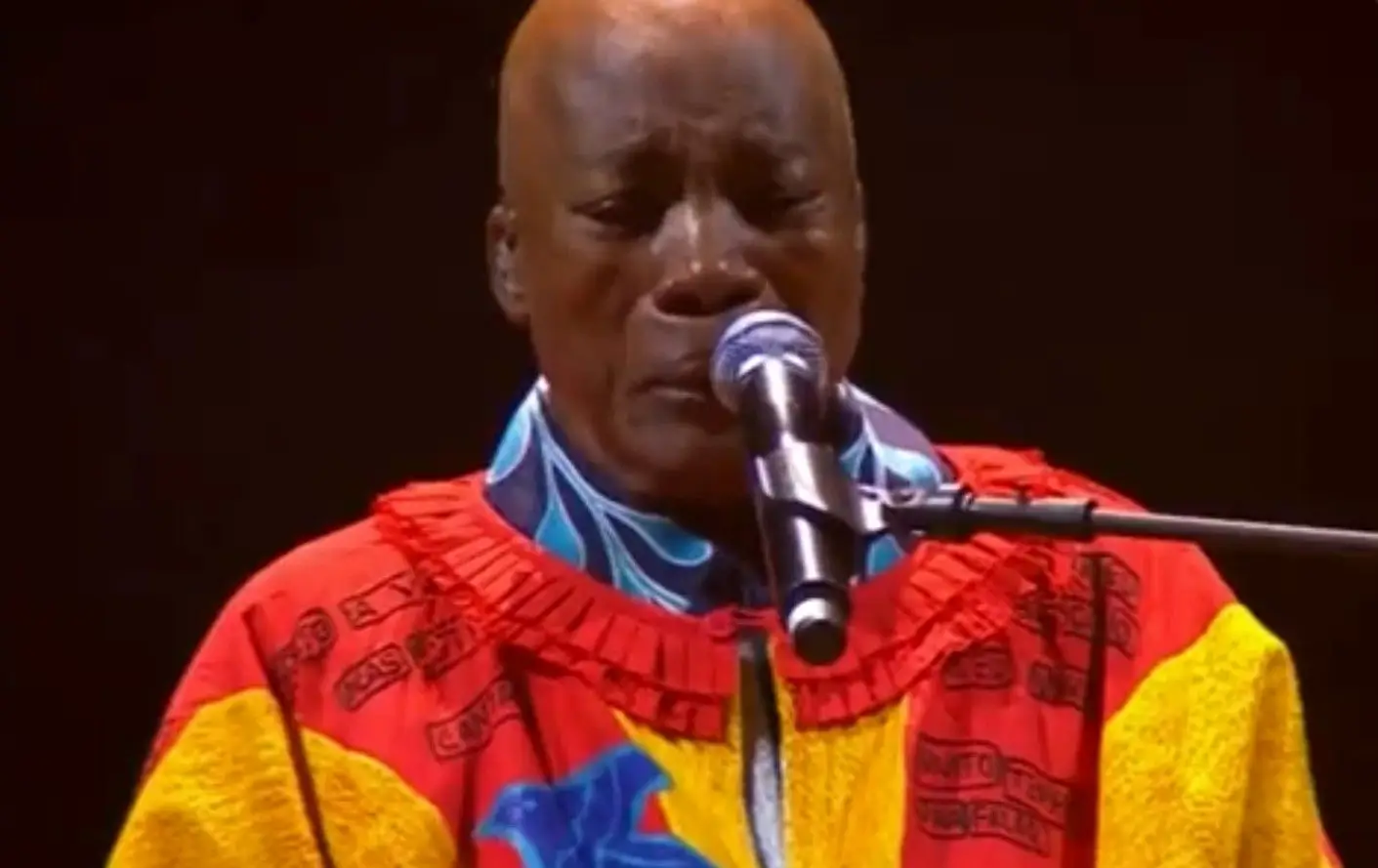 Em lágrimas, Milton Nascimento dedica o último concerto da carreira a Gal Costa e é aplaudido por 60 mil pessoas