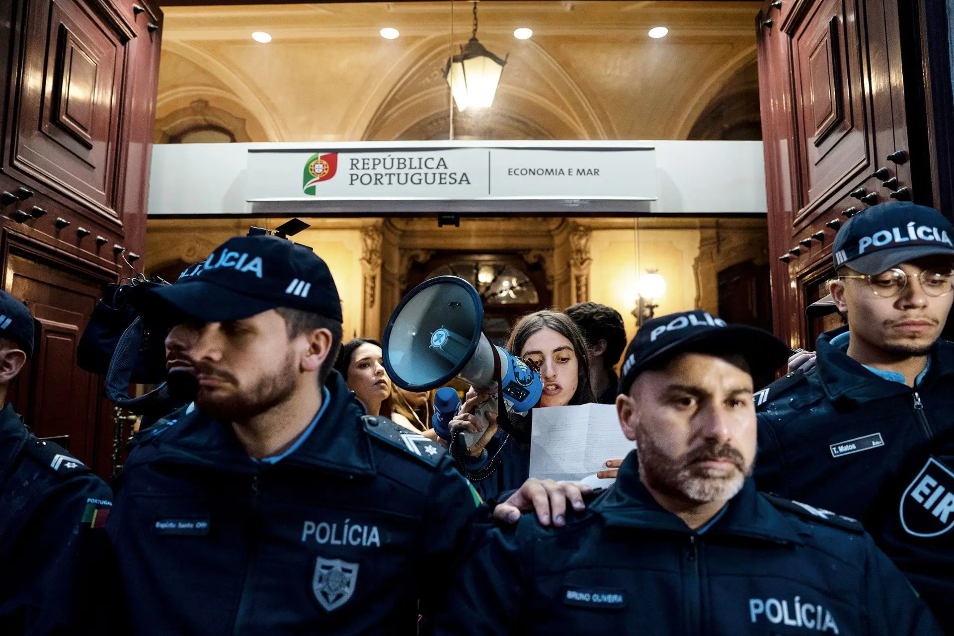 Clara lê a carta de demissão que gostavam de ver o ministro assinar rodeada de polícias