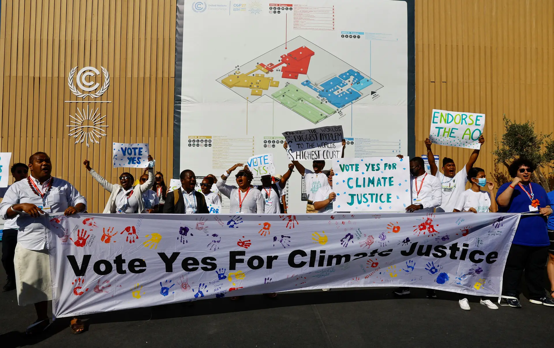 Ativistas ambientalistas protestam por justiça climática no Centro Internacional de Convenções de Sharm El-Sheikh