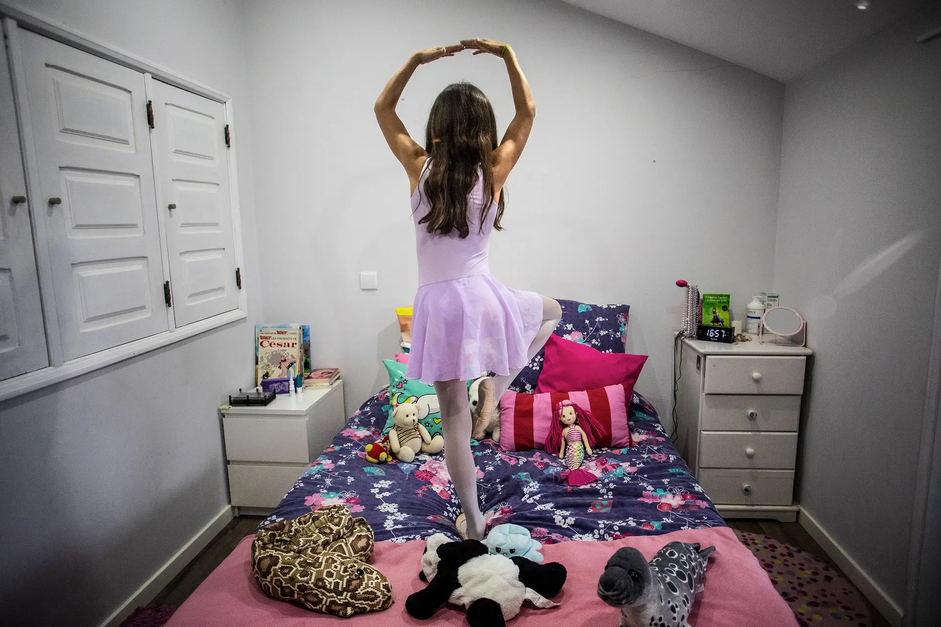 INCLUSÃO Maria, menina trans de nove anos, ensaia uma pose de dança em cima da cama, quer ser estilista de moda quando for grande; às outras meninas e meninos trans deixa o conselho: “Não desistam!”
