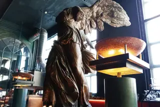Estátua de Vitória Samotrácia é uma das peças icónicas do Alcântara Café ainda no espaço