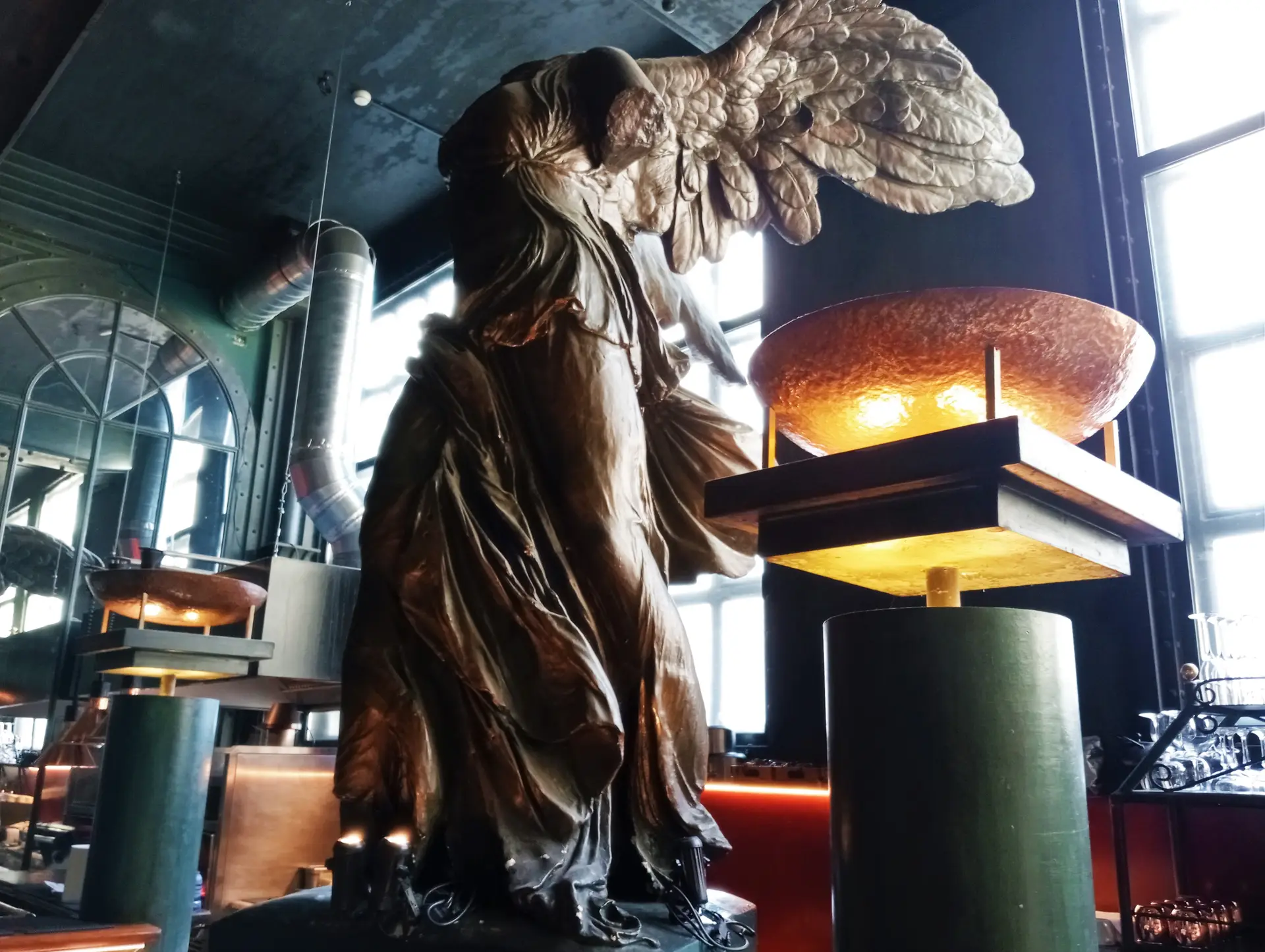 Estátua de Vitória Samotrácia é uma das peças icónicas do Alcântara Café ainda no espaço