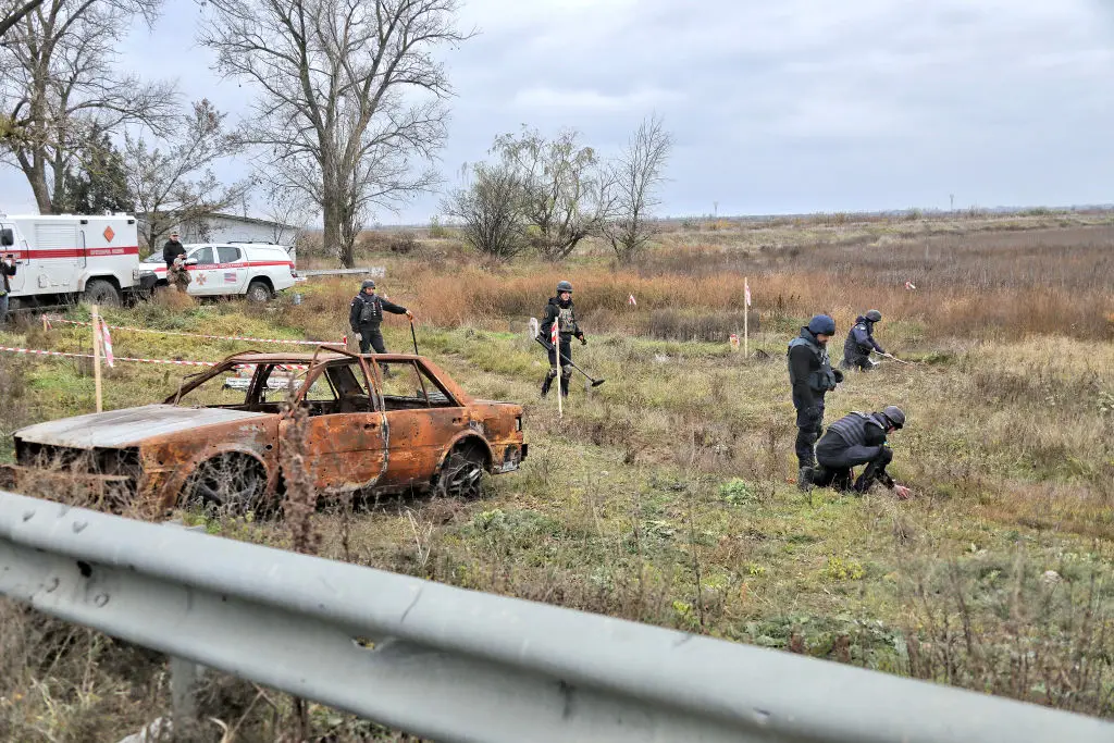Especialistas antimina a patrulhar os arredores da cidade de Kherson, dia 16 de novembro