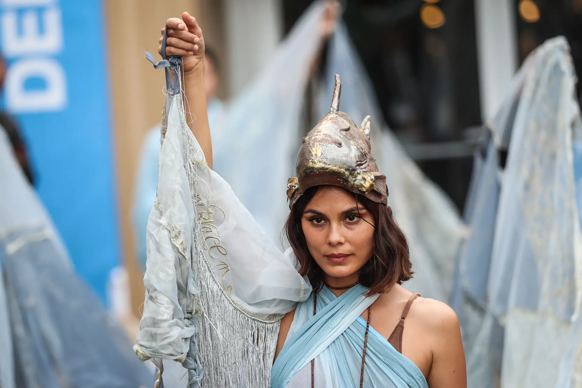 Ativista representa a “Mãe Natureza” num protesto à margem da COP27