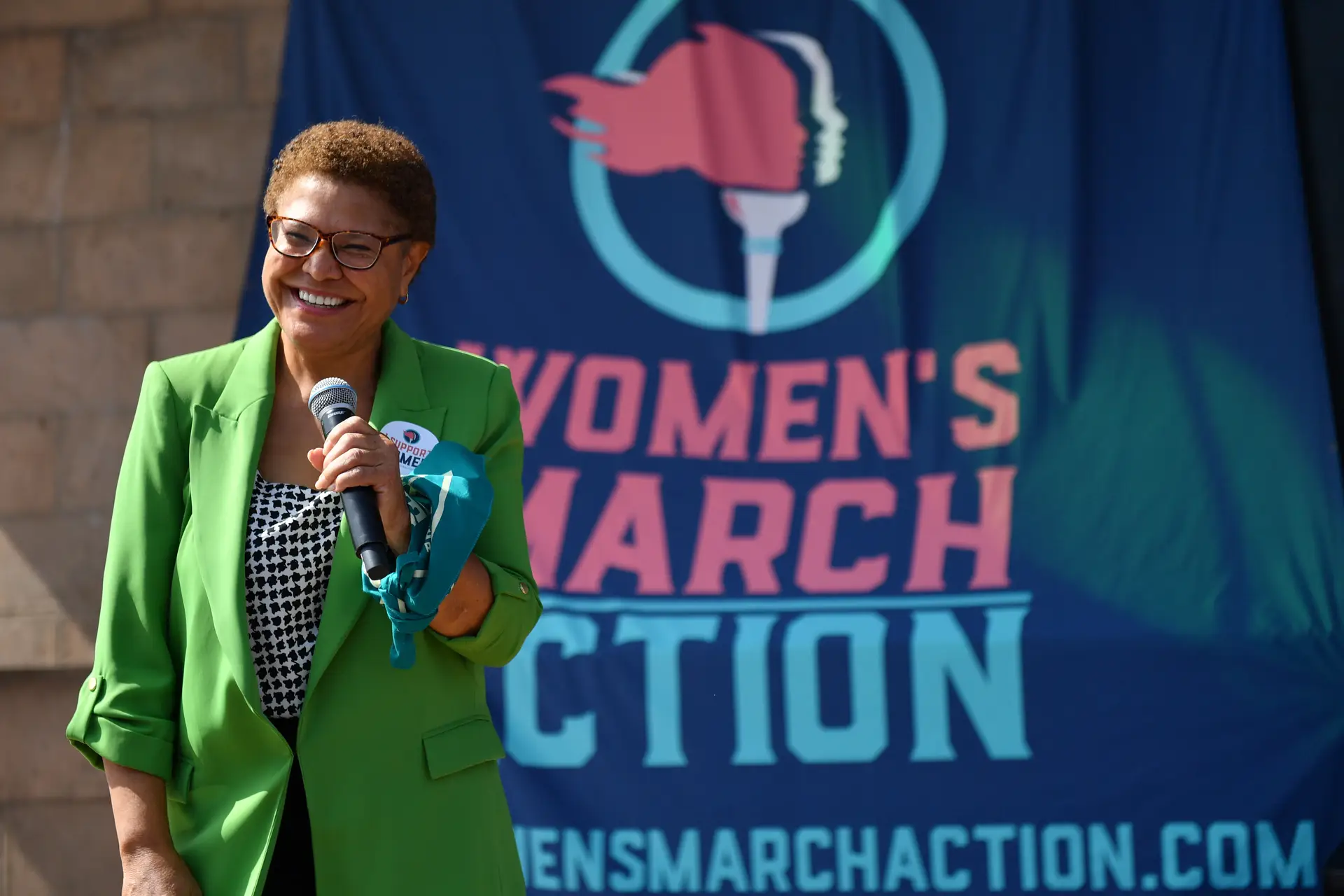 Karen Bass, eleita presidente da Câmara de Los Angeles, durante uma marcha pelos direitos reprodutivos em outubro de 2022 