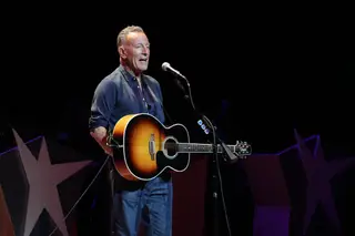 Bruce Springsteen tropeça e cai em palco no concerto de Amesterdão