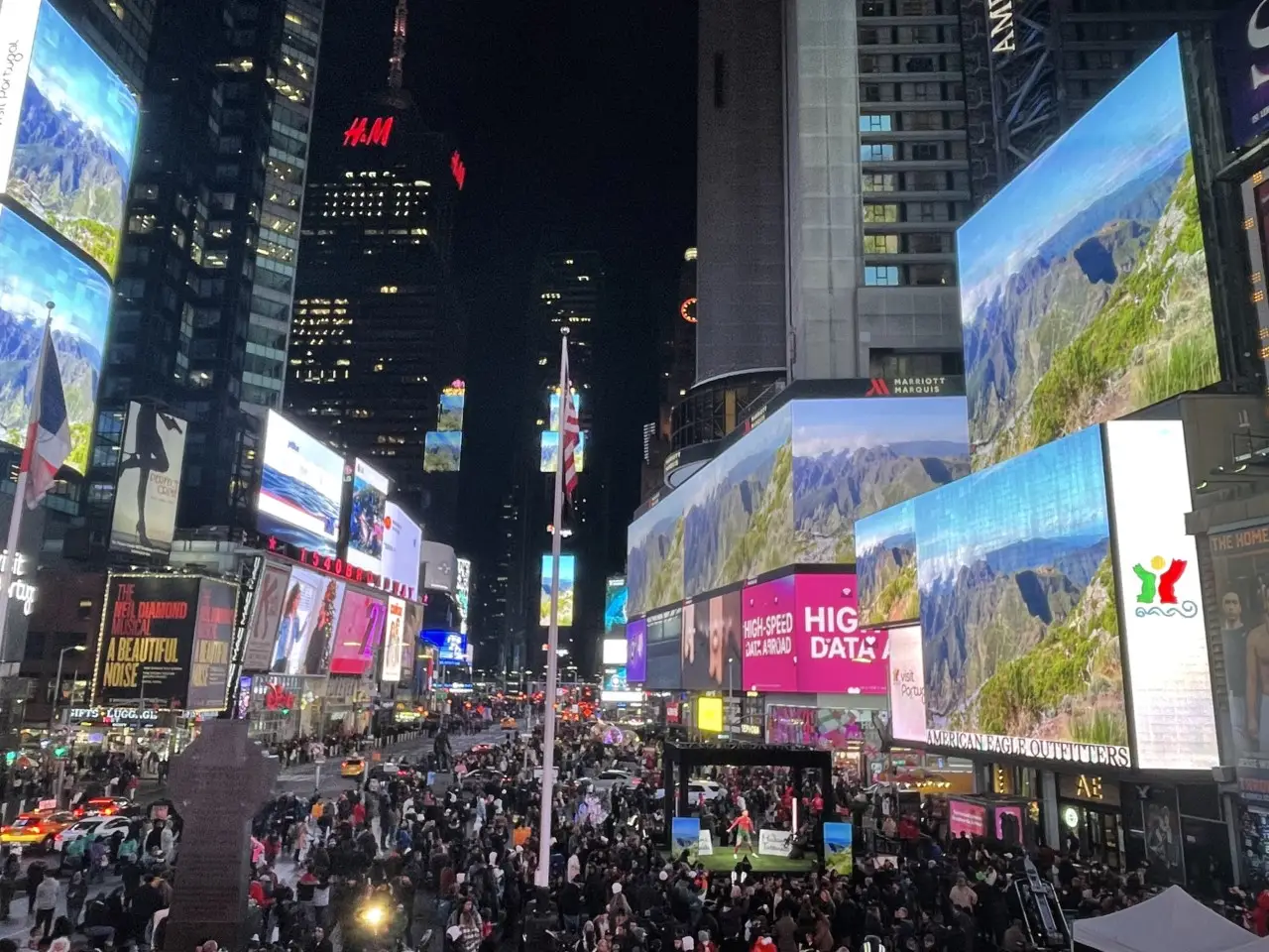 A Times Square, em Nova Iorque, com os principais ecrãs a exibiram imagens de Portugal. Ao fundo, o edifício One Times Square, com a inconfundível bola no topo