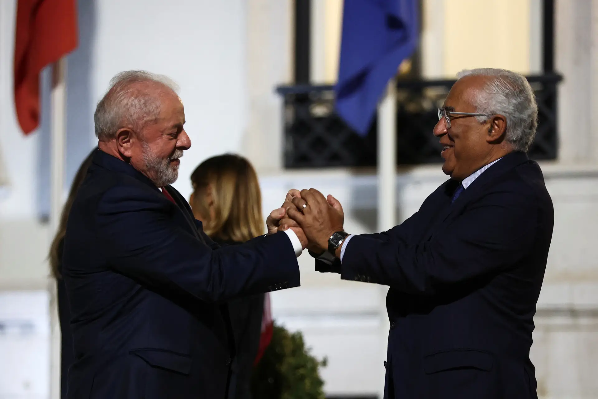 O poder político e empresarial brasileiro vem a Lisboa, mas o Estado português declinou o convite
