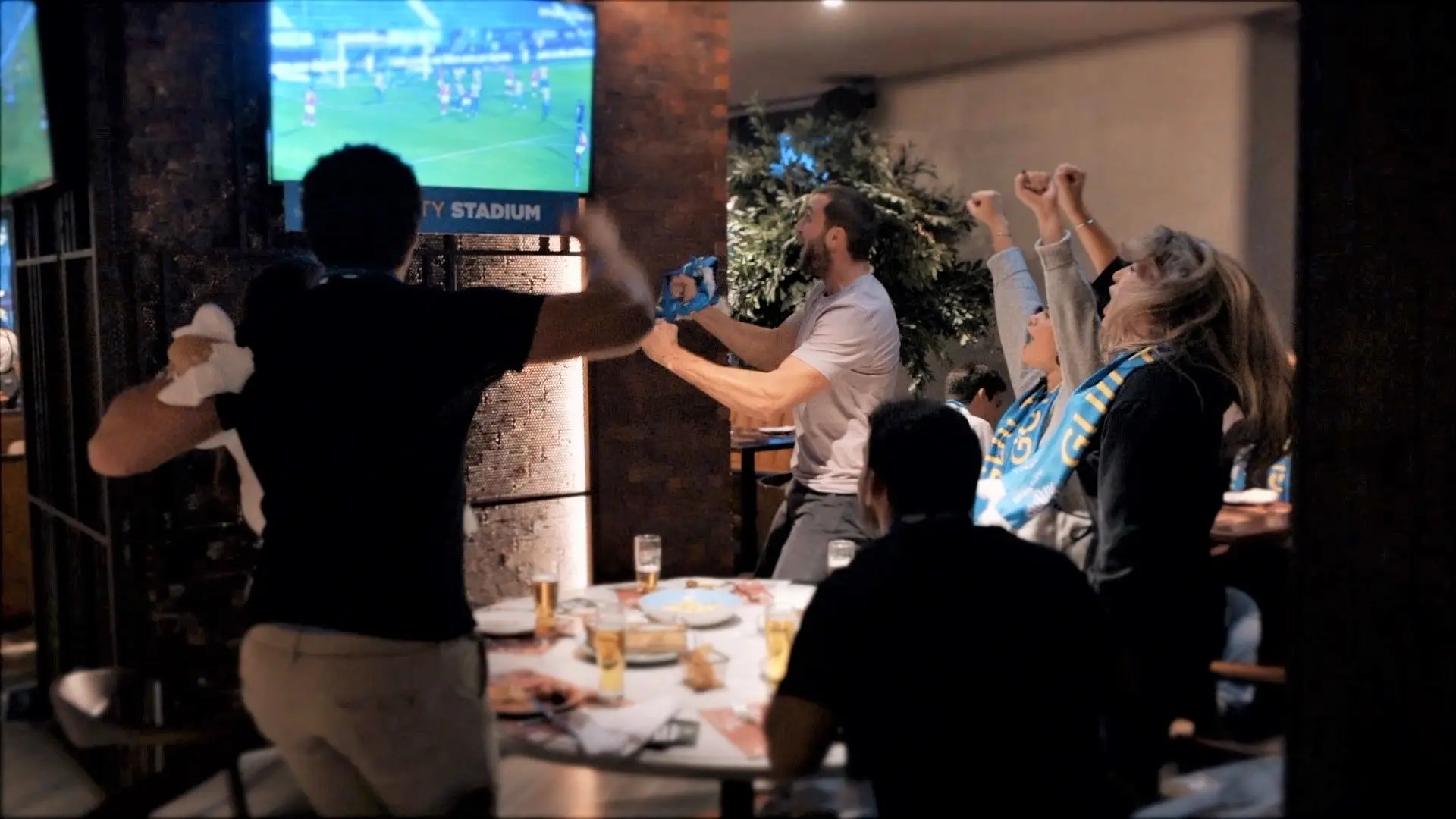 Foto de Assistindo Jogo De Futebol Na Tv No Pub Locais Comidas