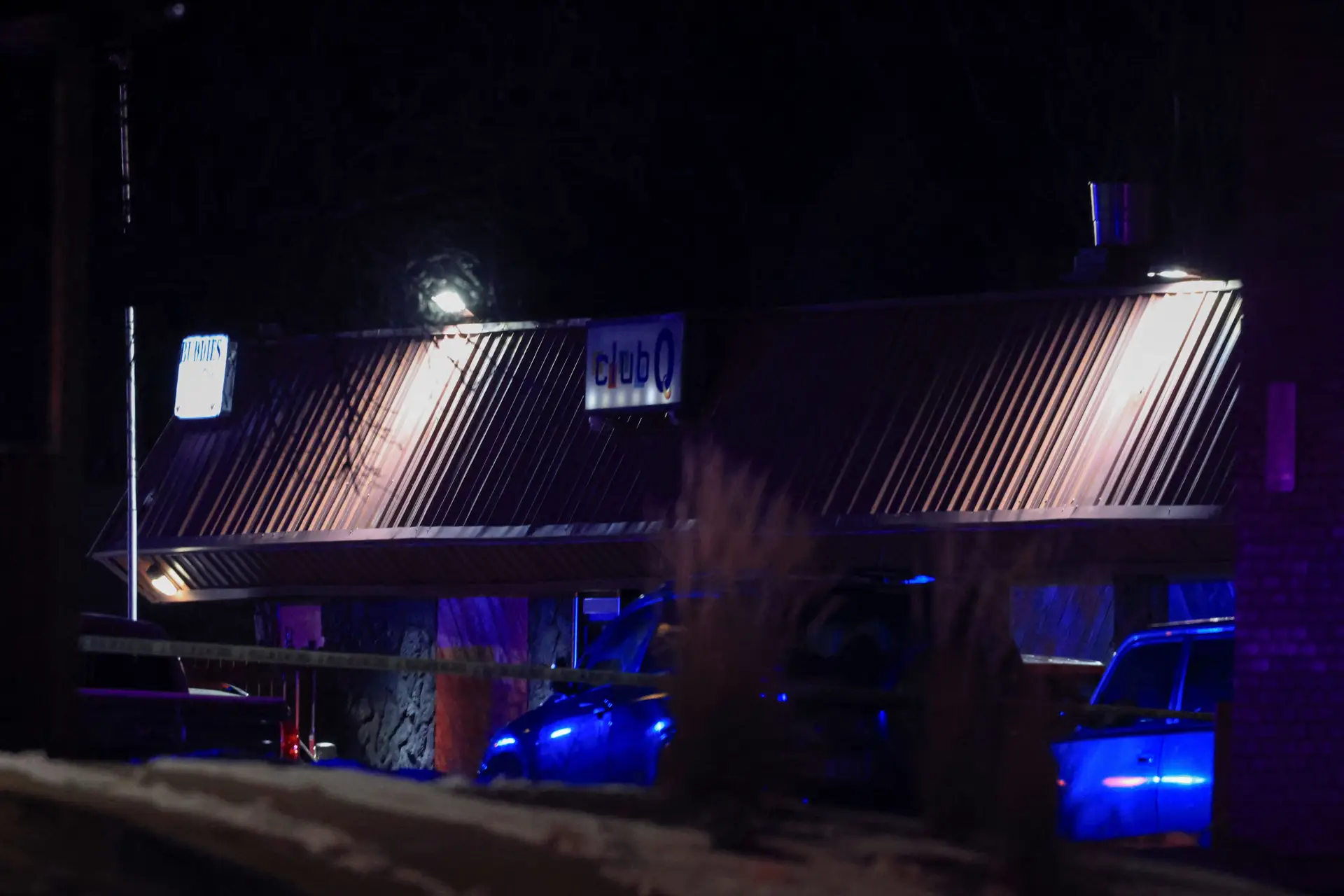 Ataque a bar gay nos EUA mata cinco pessoas. Atirador foi dominado pelos clientes do Clube Q