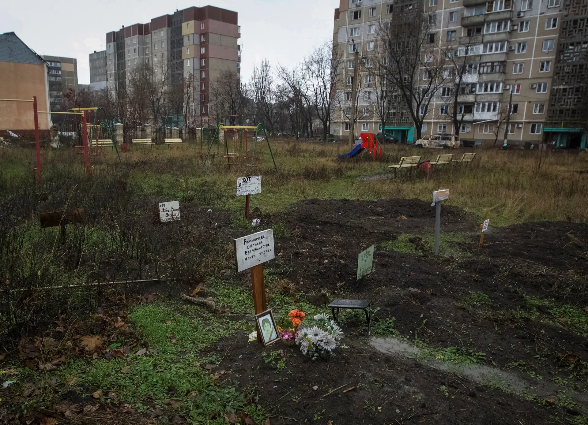 Campas de residentes mortos durante ataques russos a Vuhlidar, no Donetsk