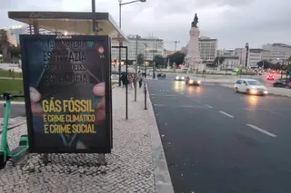 Clima. “Gás fóssil, tão natural como a extinção”: ativistas mudam 200 cartazes pelo “Fim ao Fóssil”