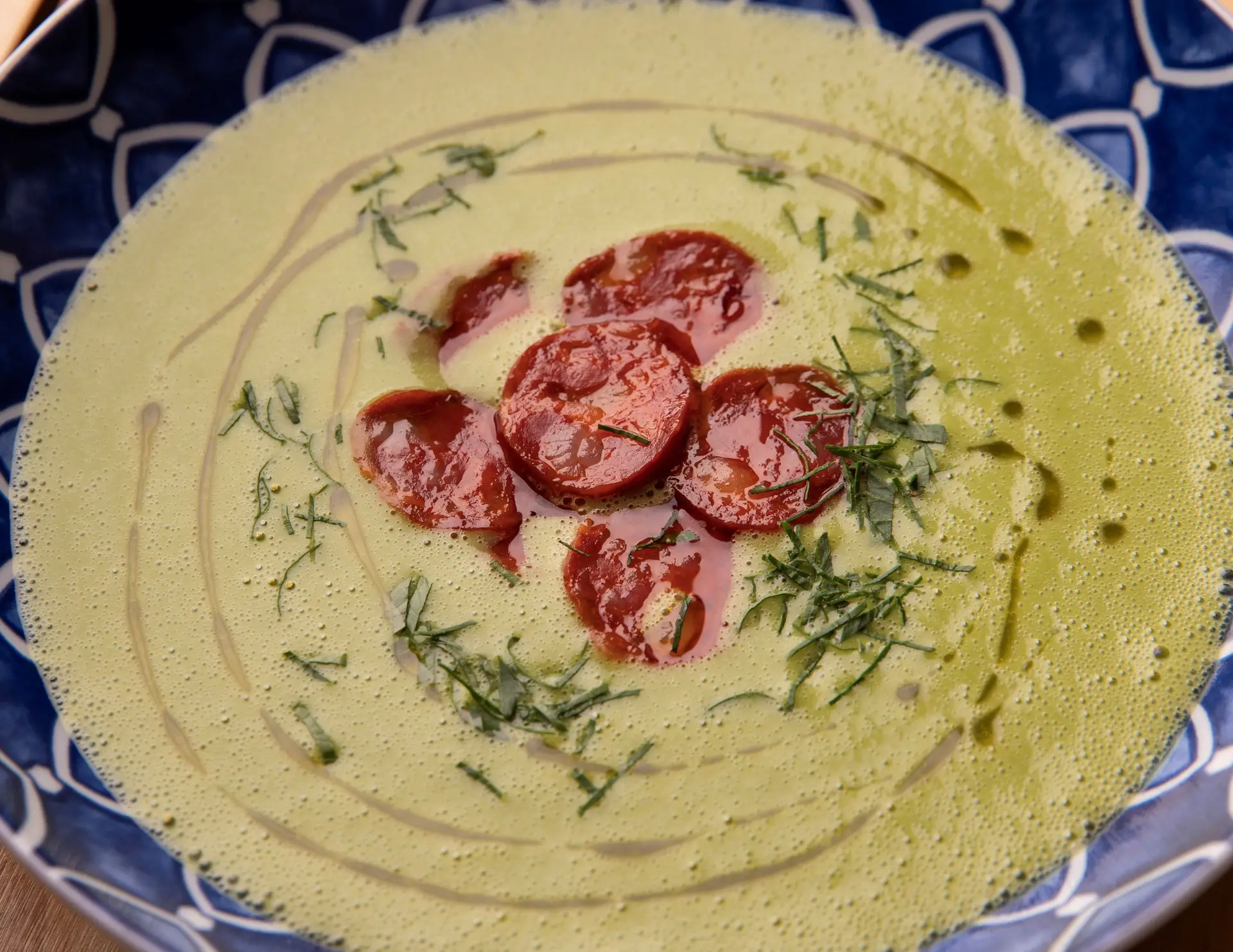 Creme de favas com lâminas de chouriço de porco preto por Henrique Sá Pessoa
