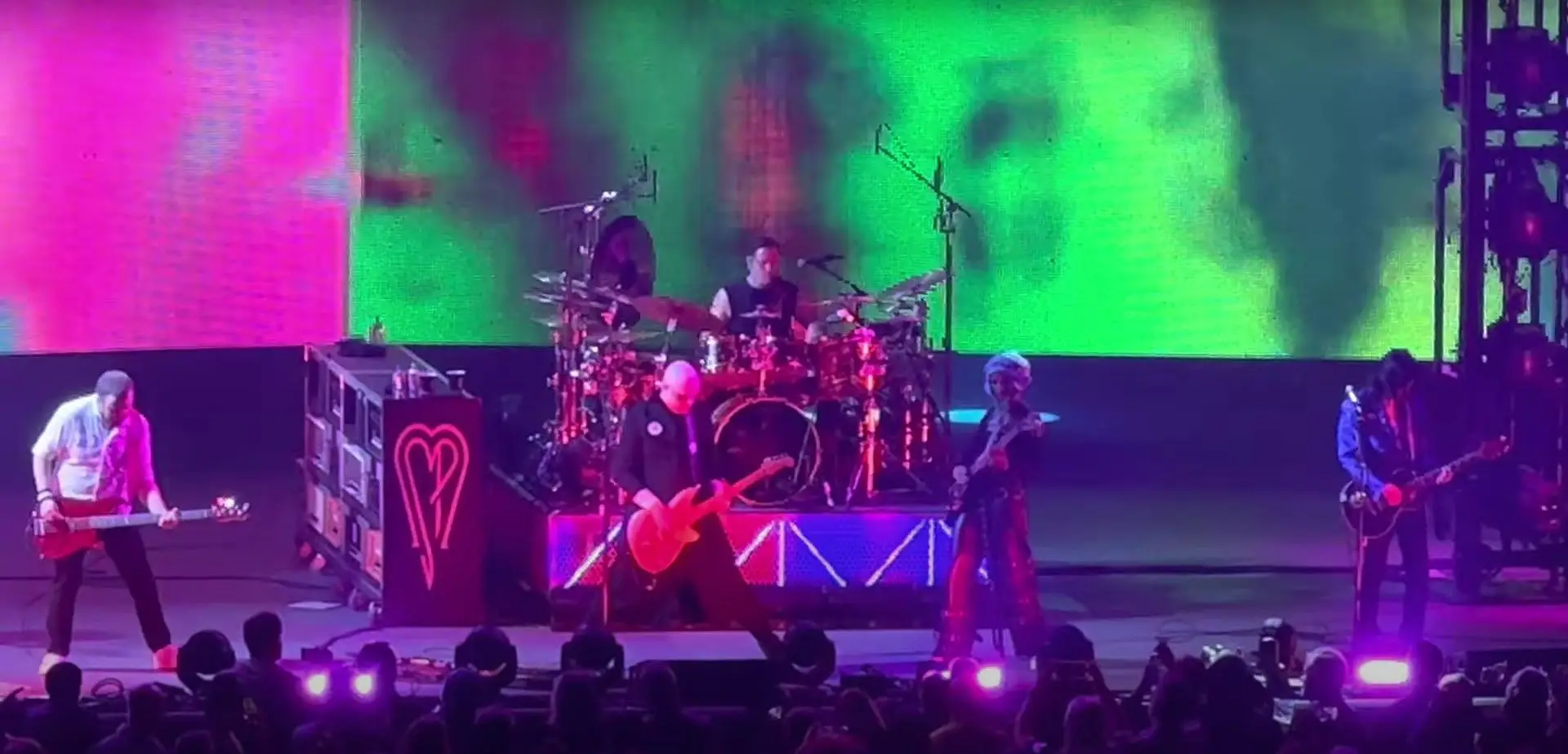 Willow Smith, filha de Will Smith, junta-se aos Smashing Pumpkins para cantar ‘Cherub Rock’: veja aqui