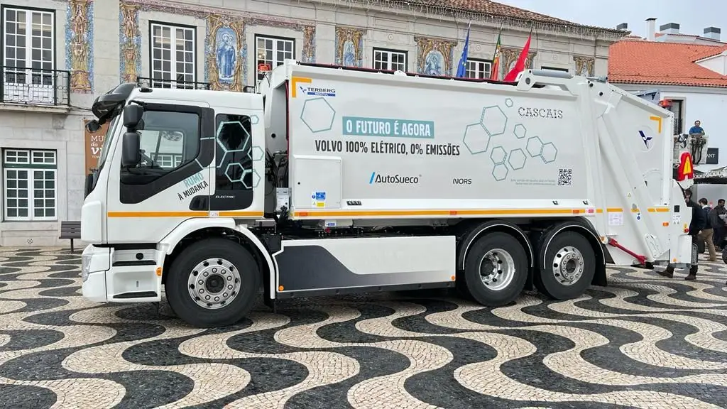 Primeiro camião elétrico de recolha de resíduos urbanos é testado em ...