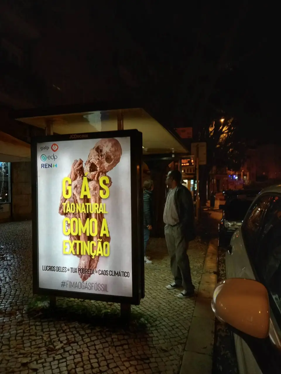Cartaz colocado por ativista pelo Fim ao Fóssil