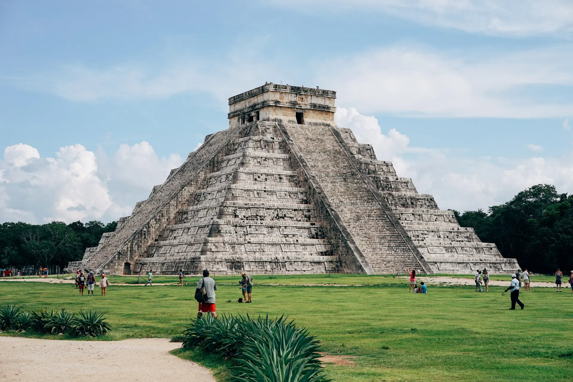 México: multidão exige "prisão" para turista que subiu o templo de Chichén Itzá