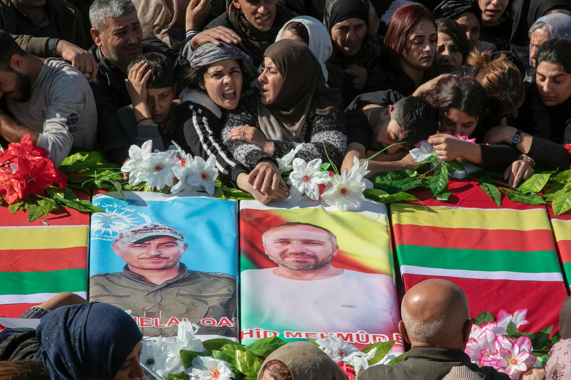 Funeral de vítimas dos bombardeamentos turcos em Al-Malikiyah, no nordeste da Síria 