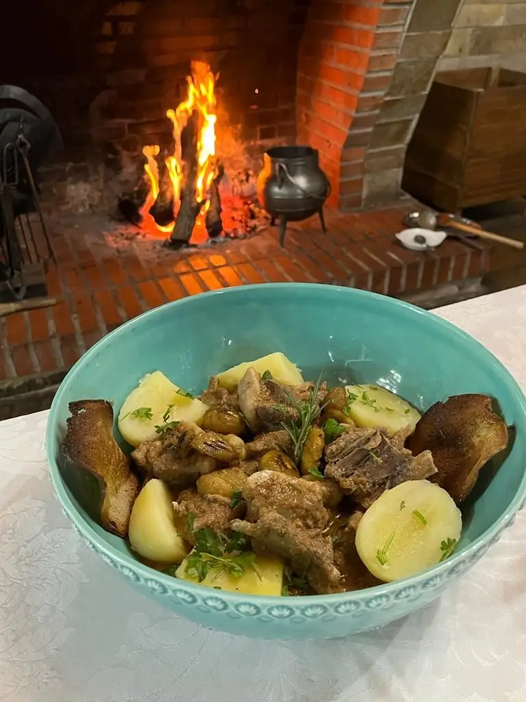 Javali á caçador com castanhas no restaurante Dona Antónia