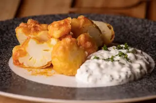 Couve-flor frita com dip de iogurte por Henrique Sá Pessoa