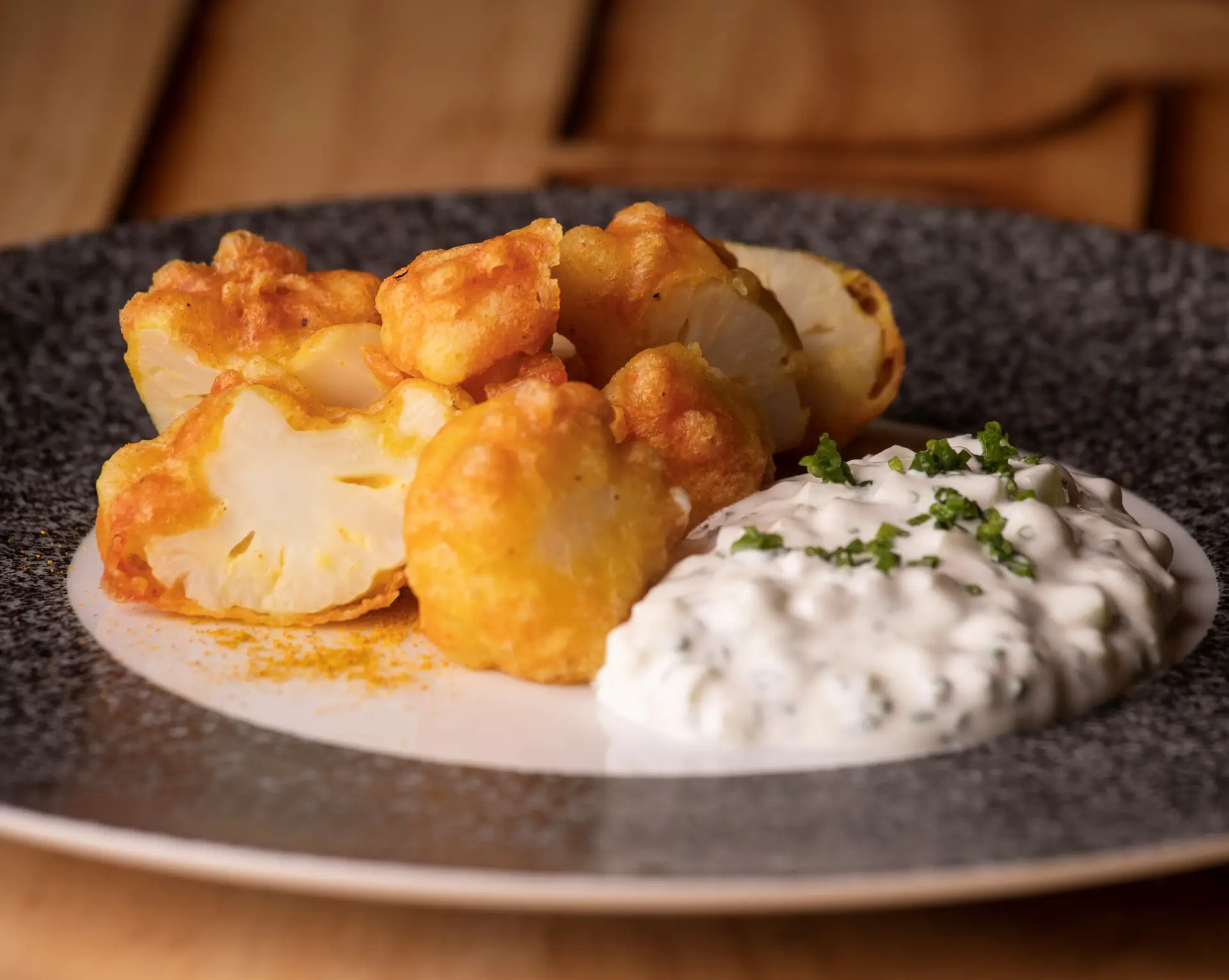 Couve-flor frita com dip de iogurte por Henrique Sá Pessoa