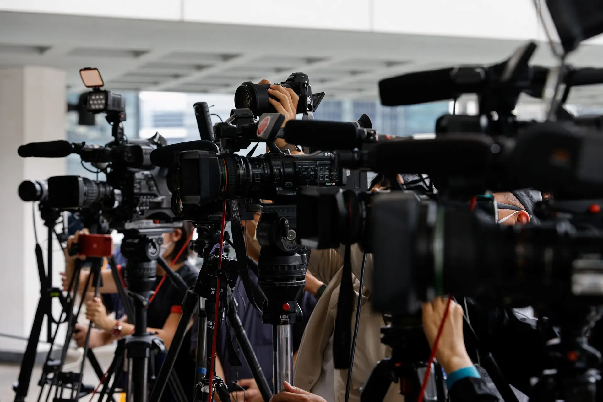 Jornalistas e executivos de jornal de Hong Kong declaram-se culpados de conluio