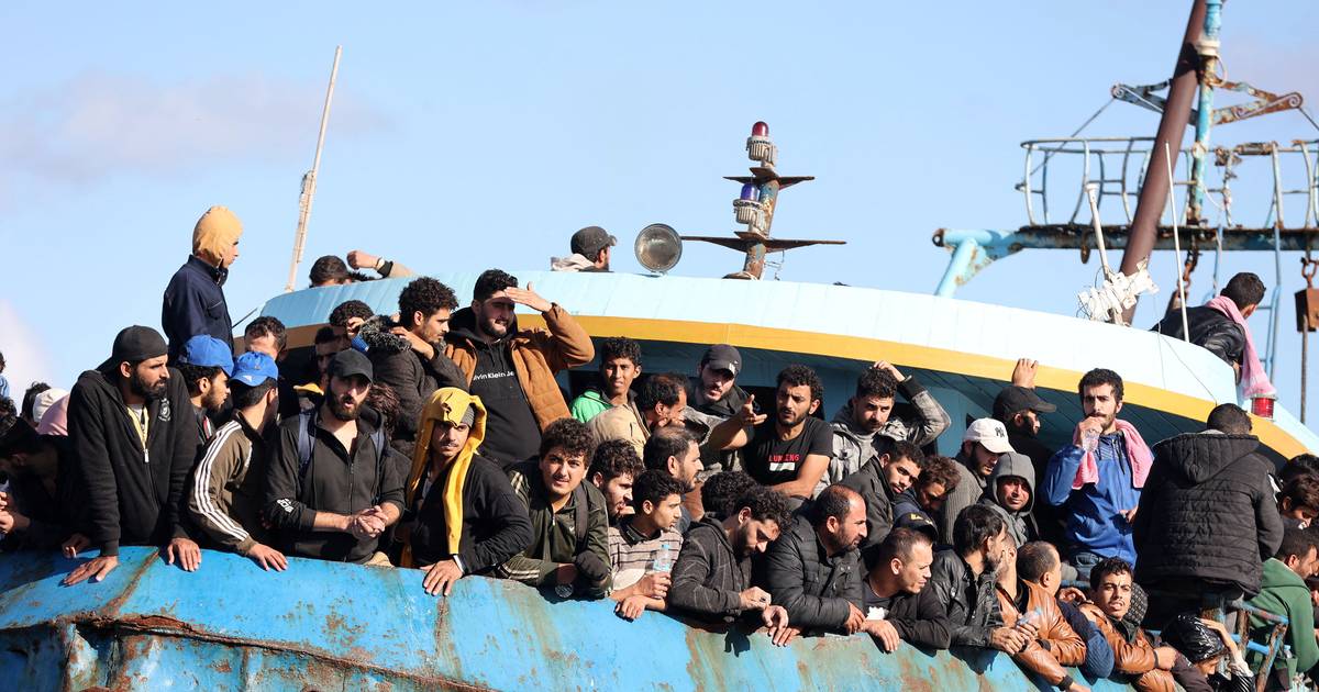Maior desastre com barco de migrantes em águas gregas desde 2015 faz pelo menos 78 mortos