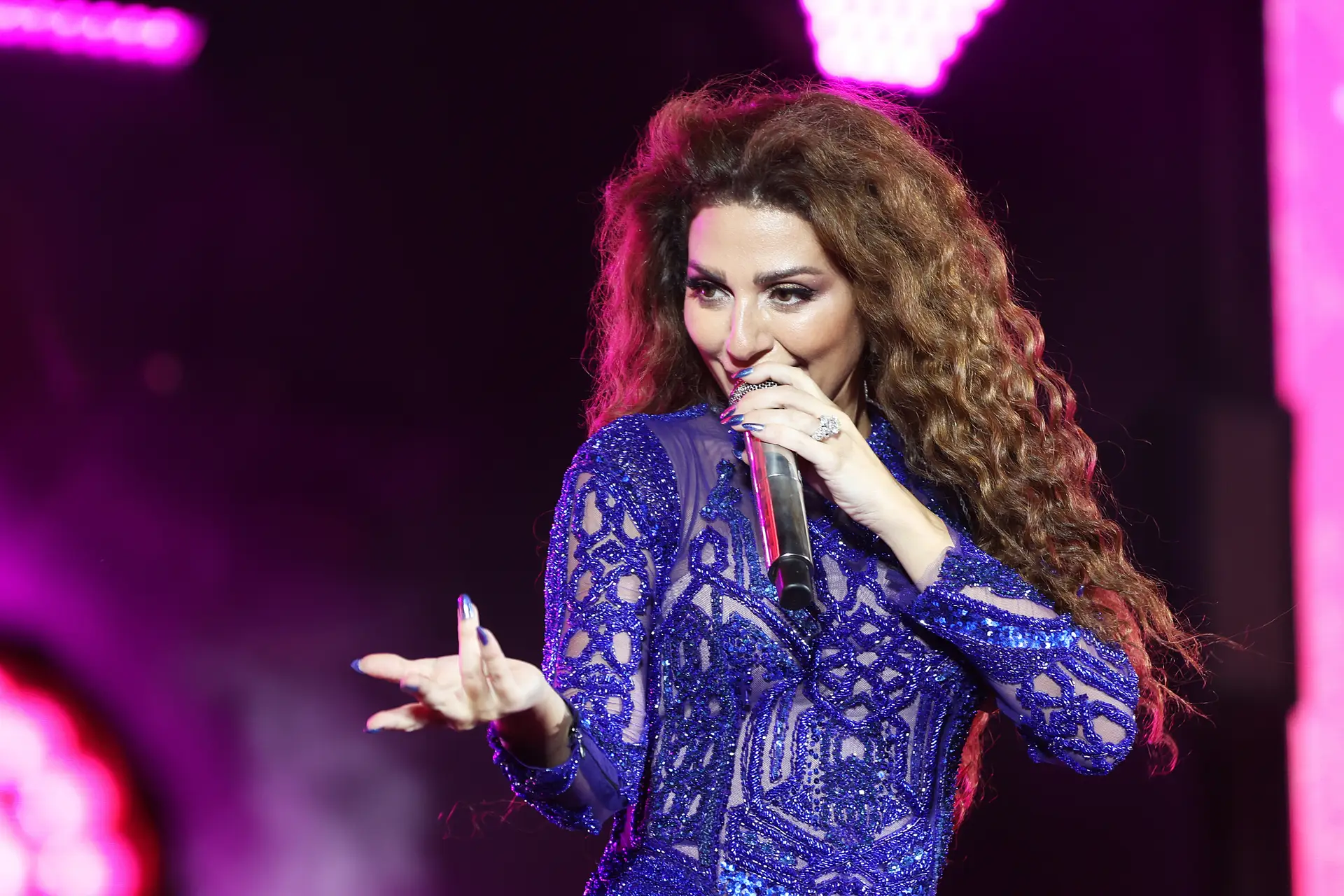 Myriam Fares, cantora que interpretou o hino do Mundial, acusada de ter usado “blackface”