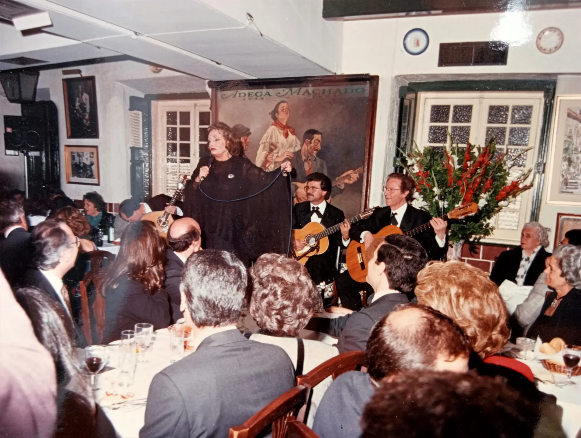 Atuação da Diva do Fado na Adega Machado