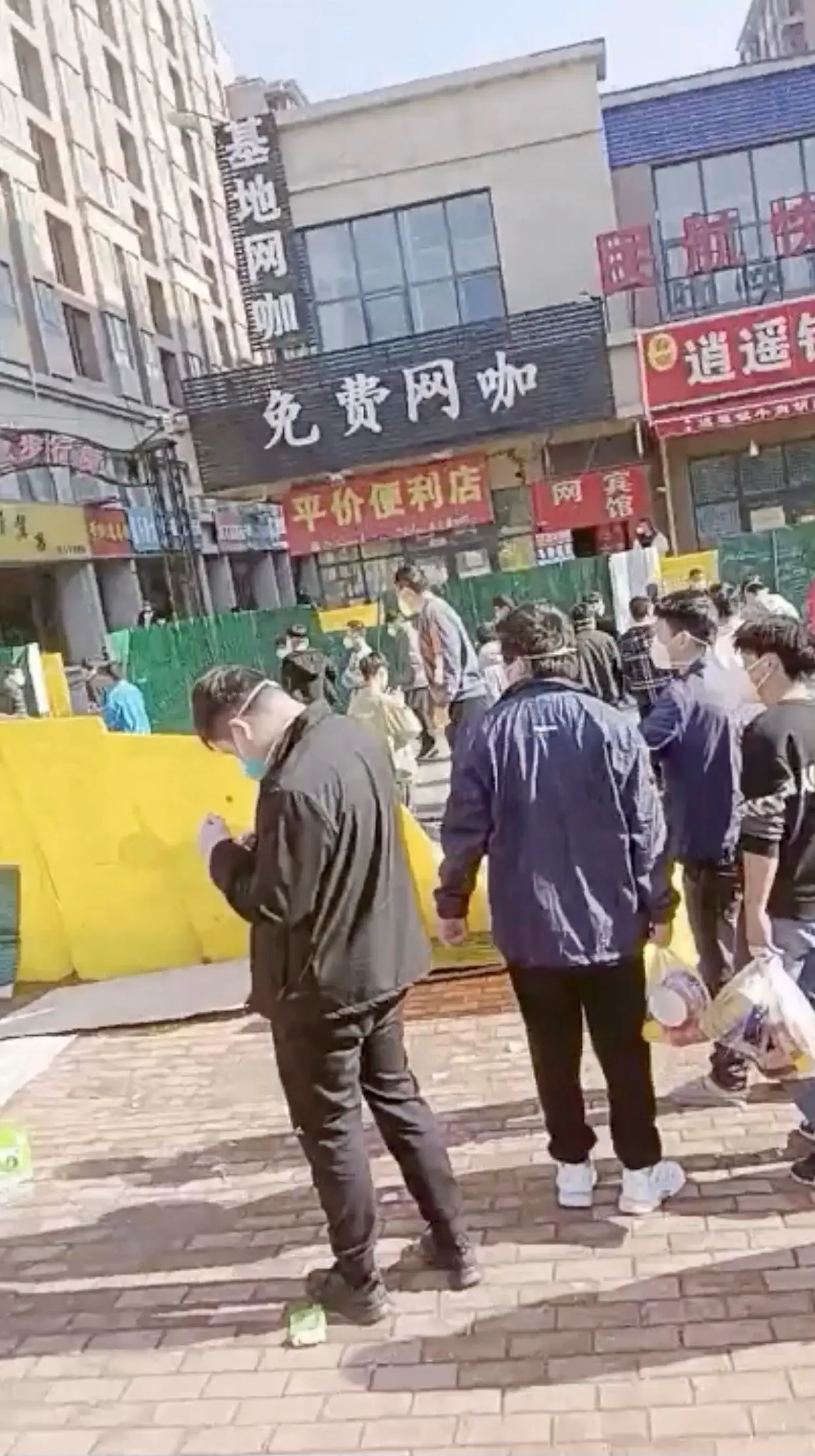 Trabalhadores da fábrica de produção de iPhones revoltam-se na cidade de Zhengzhou