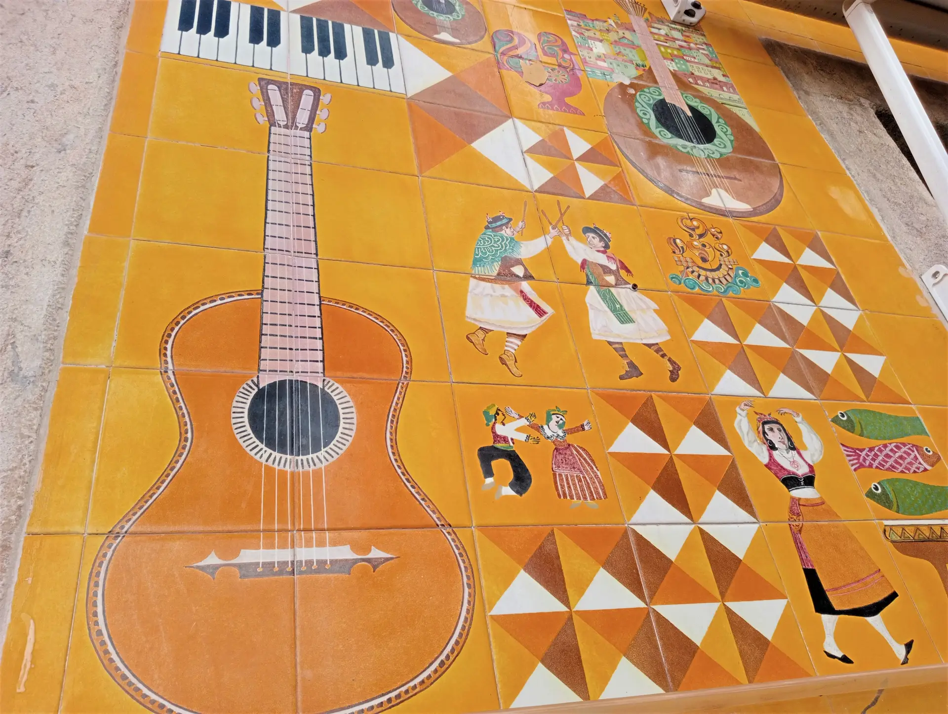Desenhos típicos nos azulejos da fachada da adega no Bairro Alto