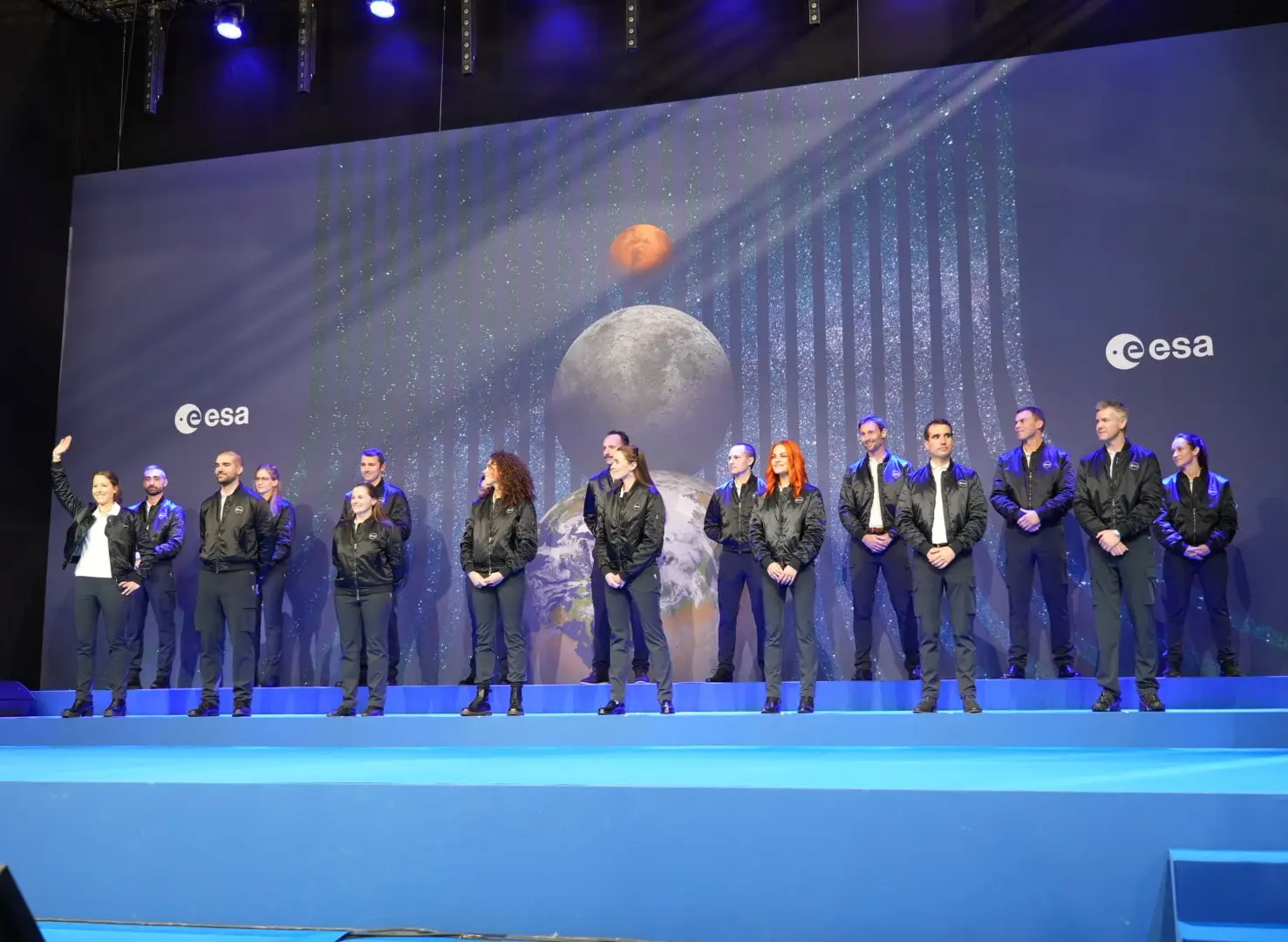 Fotografia de família dos 17 novos astronautas selecionados pela Agência Espacial Europeia: cinco integram a equipa titular, 11 ficam na reserva e o britânico John McFall ocupa a vaga para o primeiro paraastronauta da História
