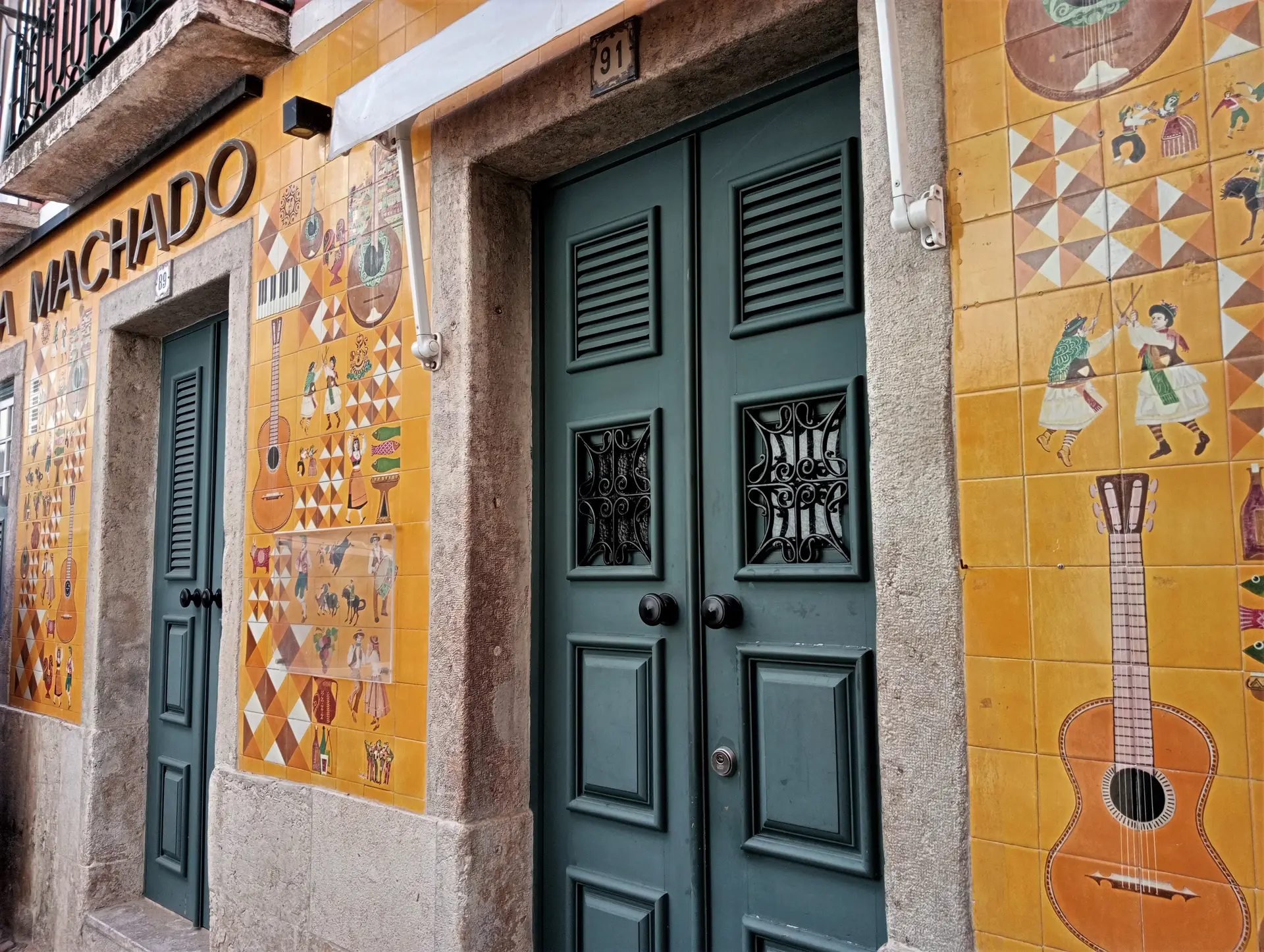 A icónica fachada de azulejos da autoria de Thomaz de Mello