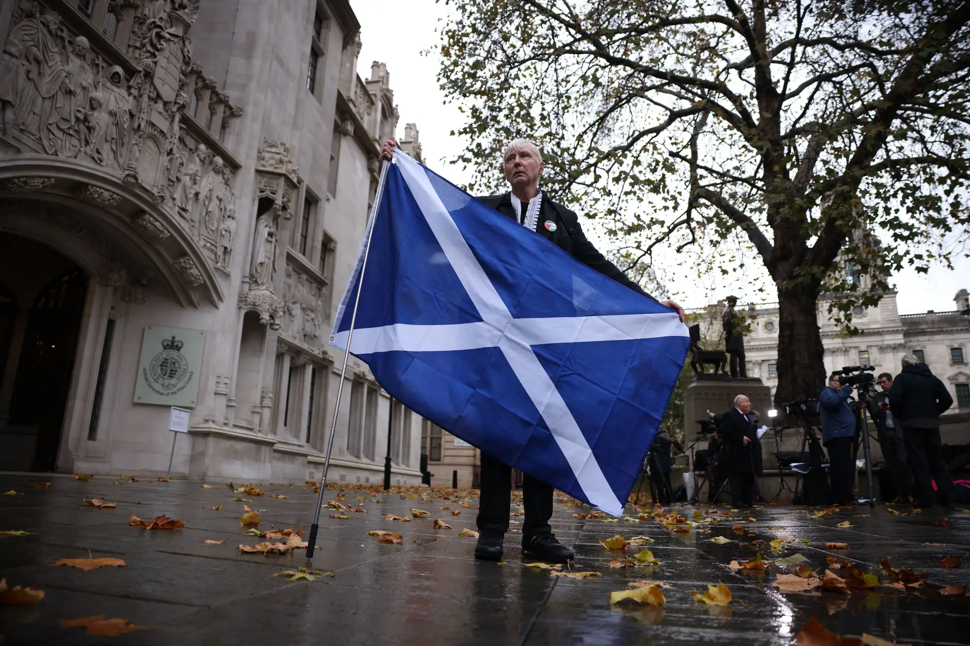 Apoiante da independência escocesa à porta do Supremo Tribunal do Reino Unido, em Londres 