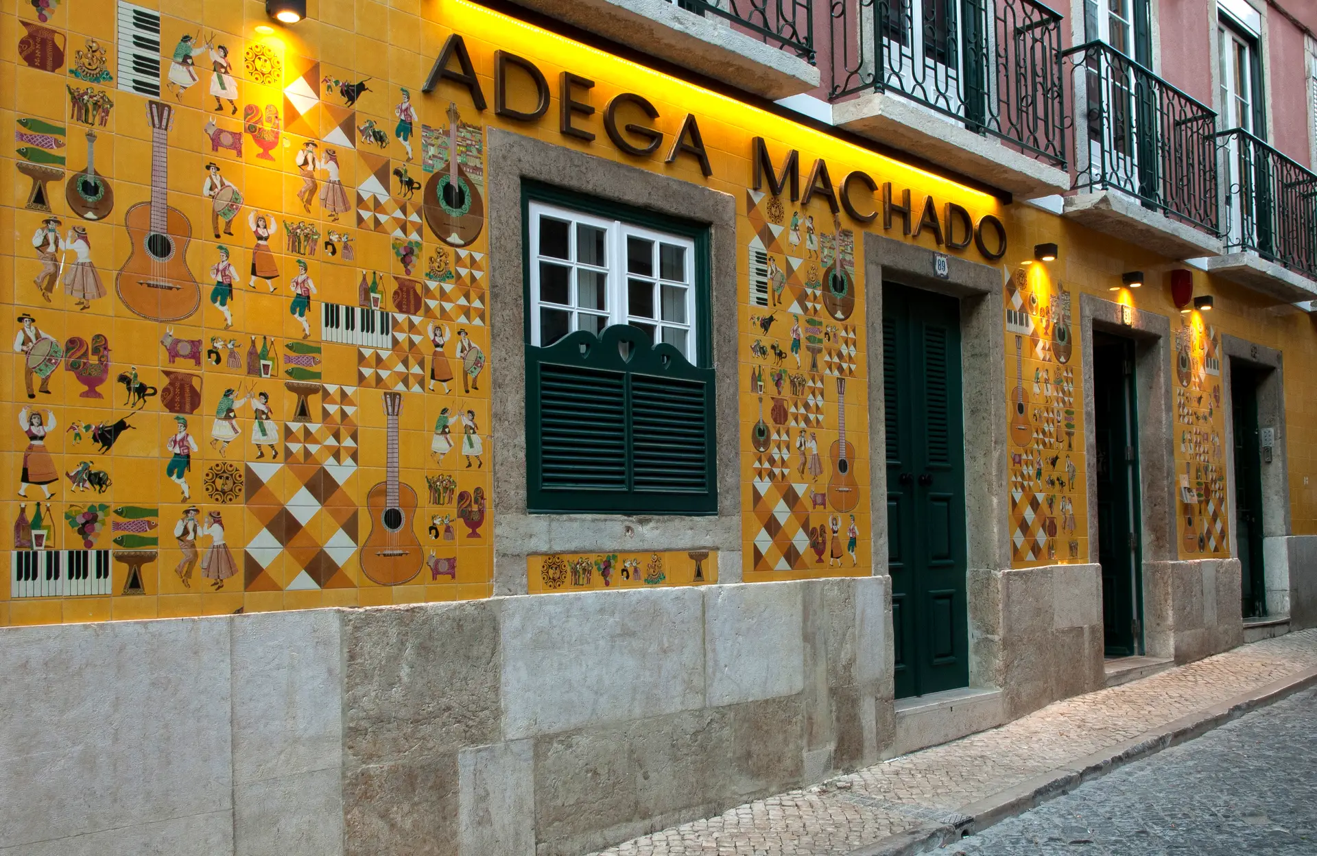 Icónica fachada da Adega Machado, da autoria de Thomaz de Mello