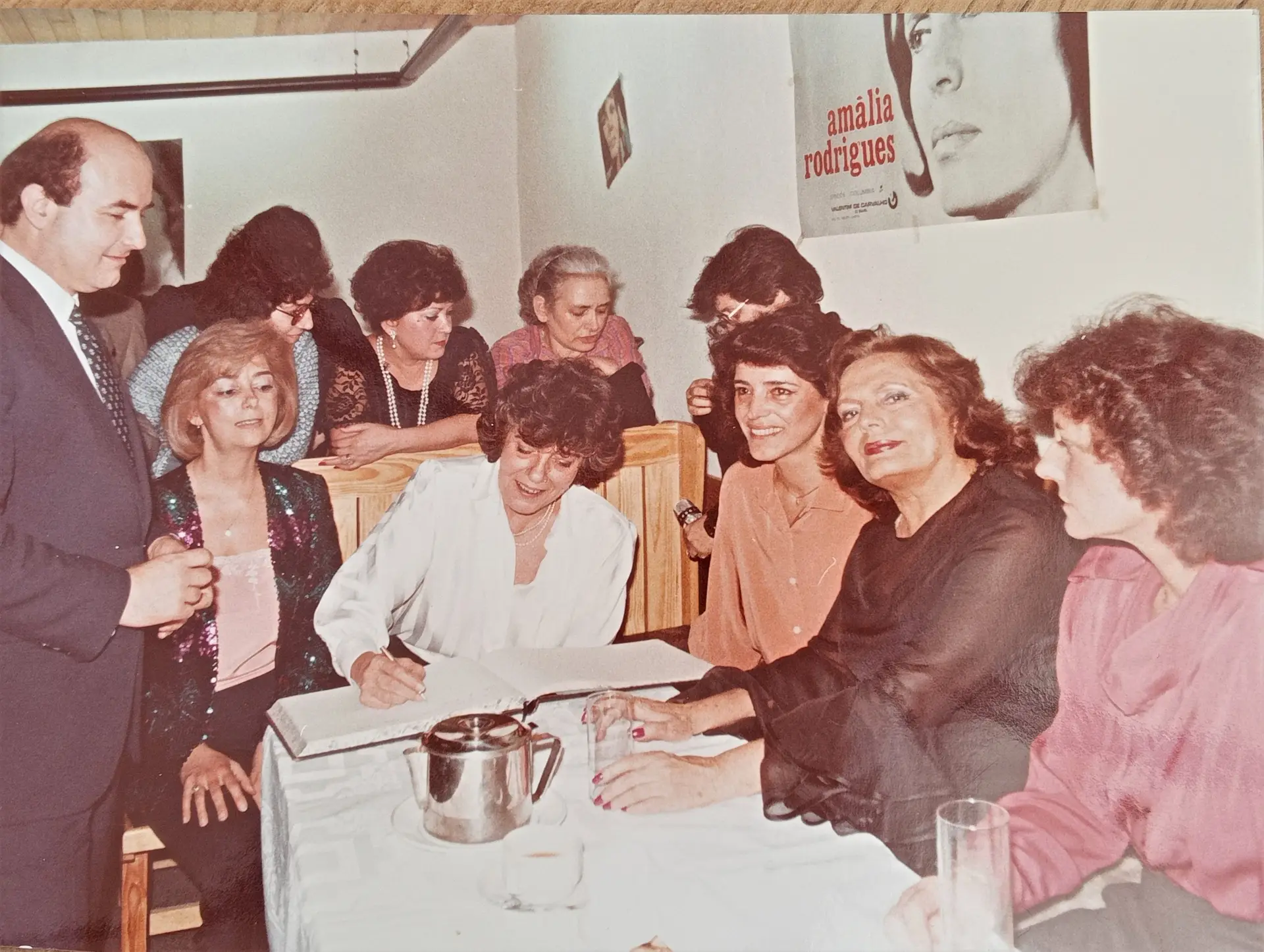 Maluda a assinar livro e Amália à mesa, no bar da Adega Machado, depois de um espetáculo em 1986