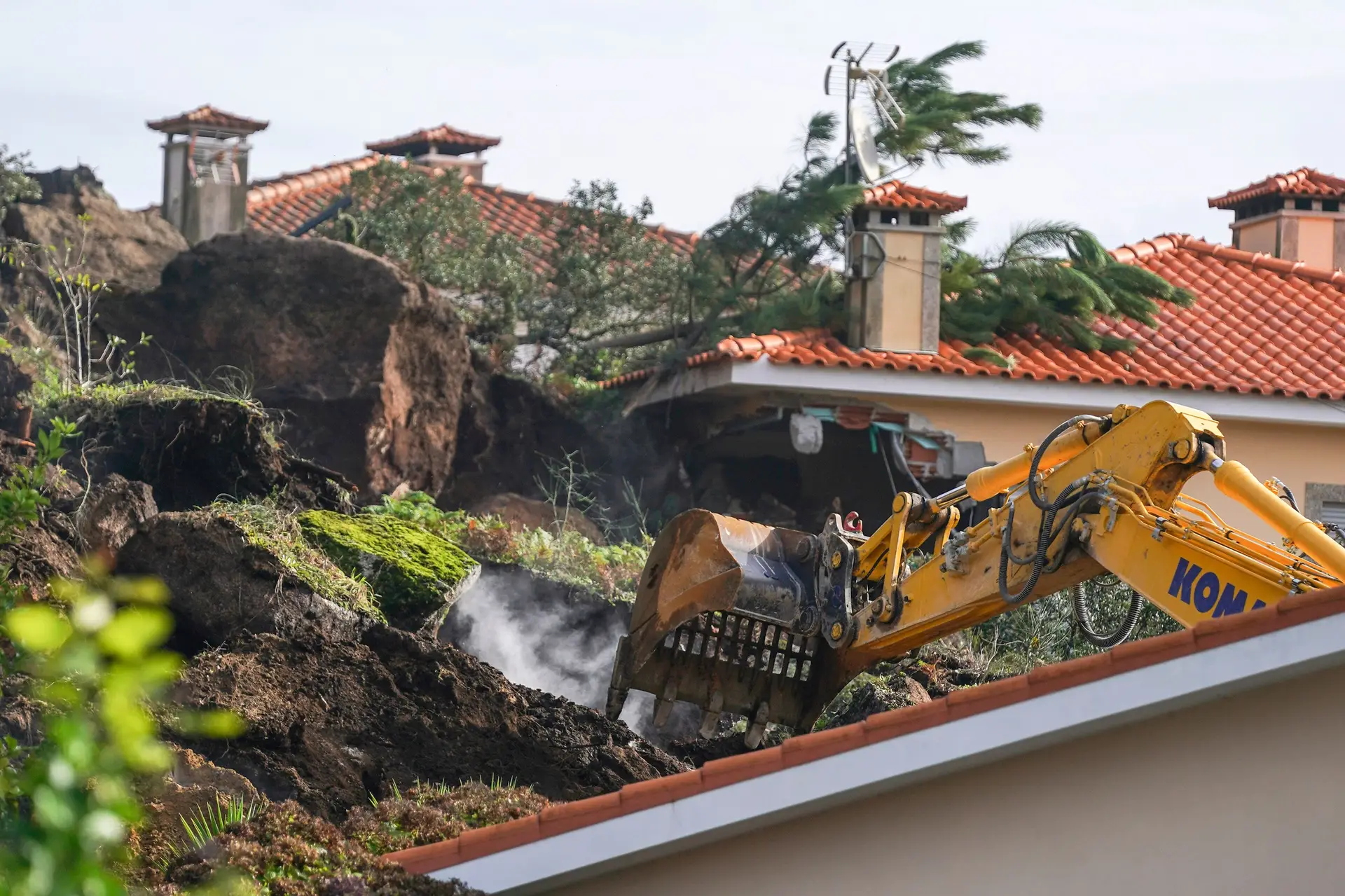 Corpos de vítimas de deslizamento de terras em Esposende resgatados dos escombros