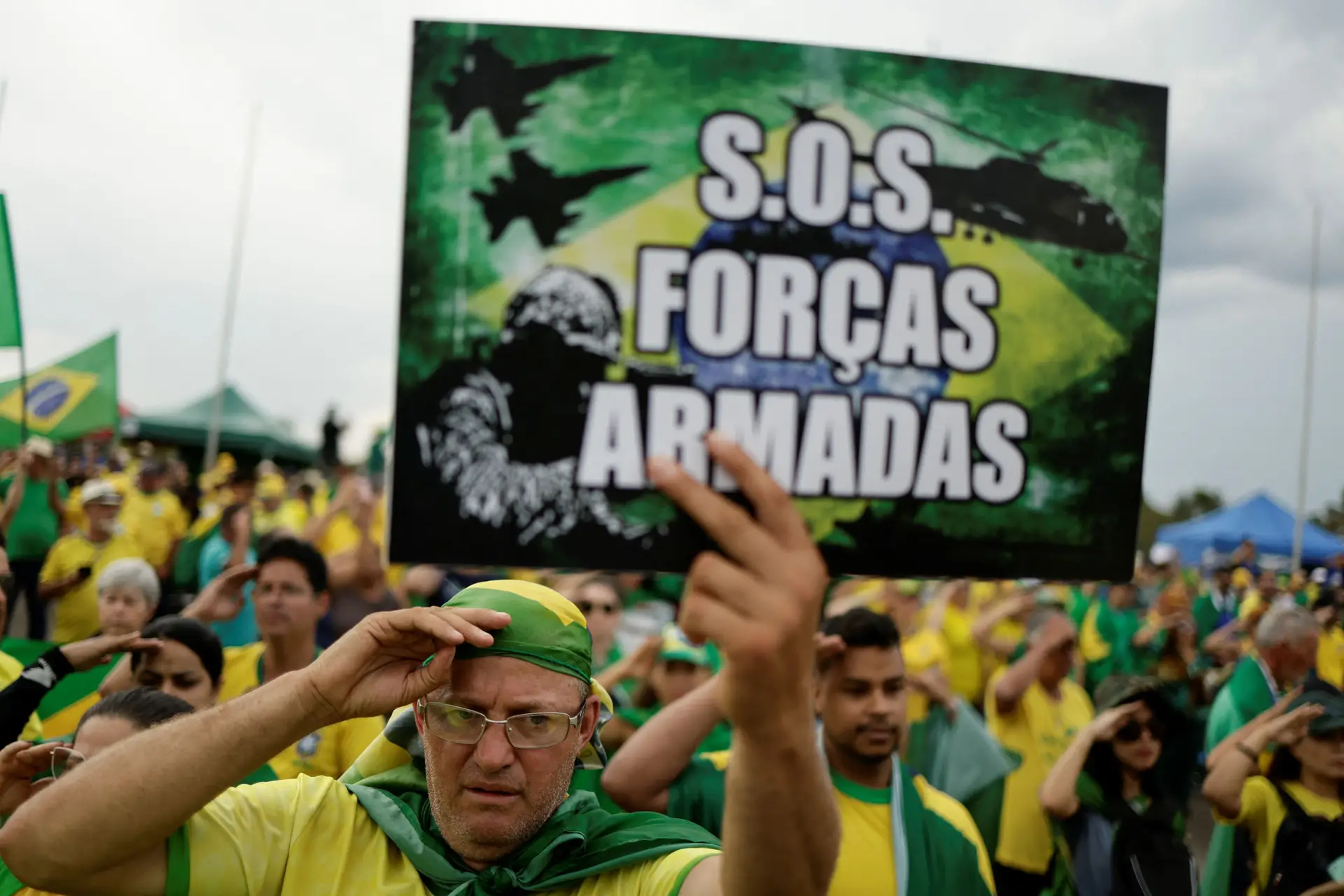 Vestidos com a ‘camiseta’ da seleção, apoiantes de Bolsonaro apelam à intervenção das Forças Armadas para que o poder não siga para as mãos de Lula