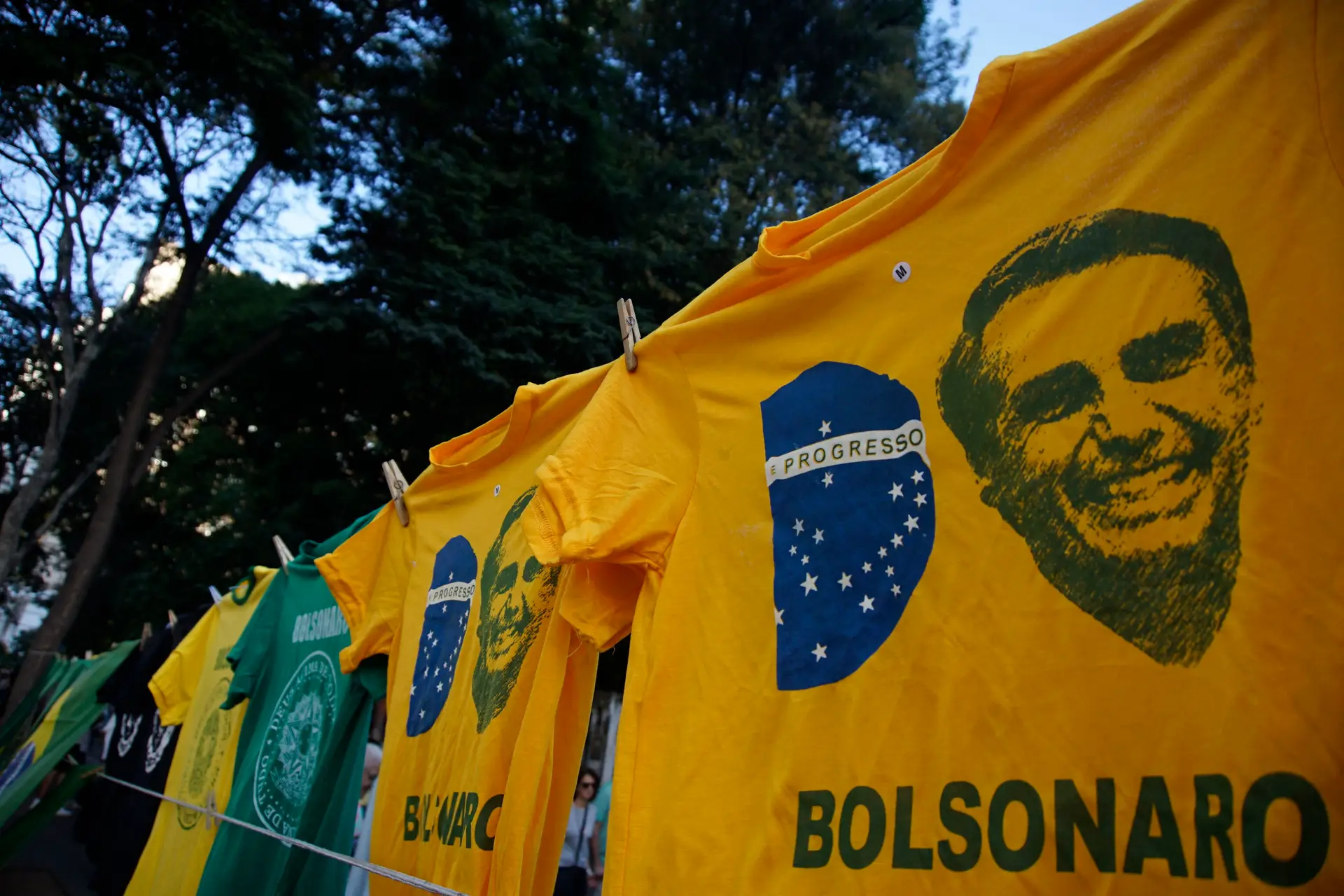 Usada pelos apoiantes de Jair Bolsonaro, para exaltar o lema “Deus, pátria e família”, a “amarelinha” passou a ser rejeitada pelos apoiantes de Lula da Silva