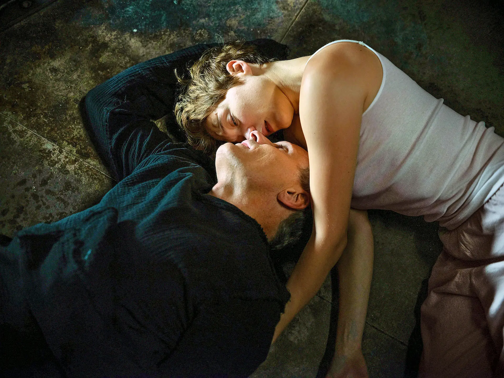 Saul Tenser (Viggo Mortensen), produtor de novos órgãos, e a sua parceira Caprice (Léa Seydoux), que os extrai, são os protagonistas