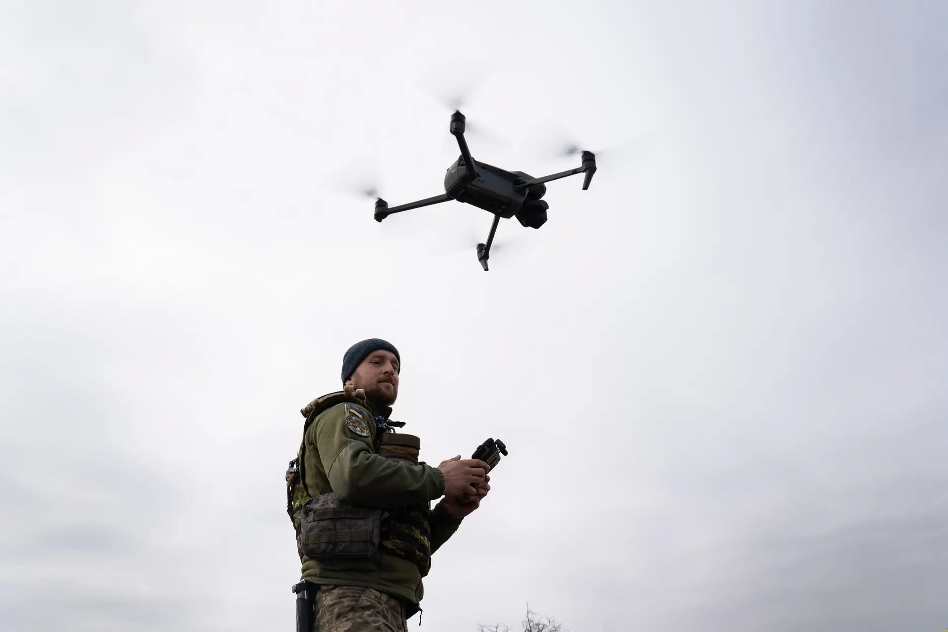 Uma simulação de um ataque com drone durante o treino de um militar da 63ª brigada do exército ucraniano, pouco antes da reconquista de Kherson
