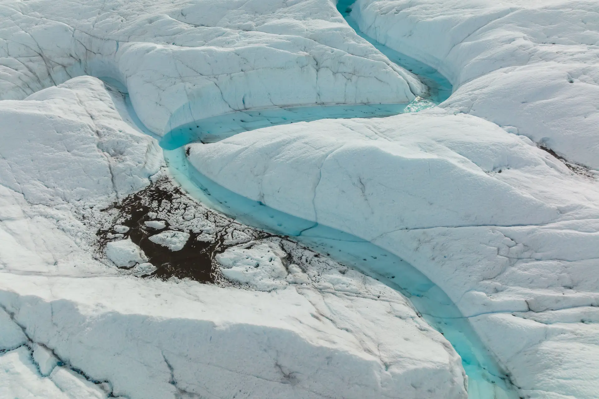 Vista aérea dos lagos de água derretida que se formam na frente do Glaciar Russell, parte da superfície de gelo da Gronelândia em Kangerlussuaq, em agosto de 2022