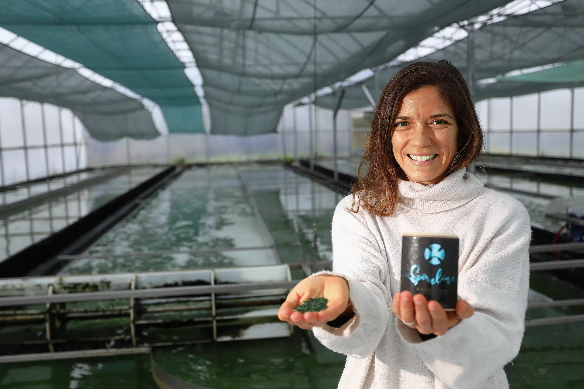 Ana Pereira, da Tomar Natural, mostra a spirulina artesanal, um dos vencedores do Prémio Intermarché Produção Nacional
