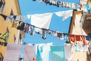 Cada português deita fora 18 kg de roupa por ano, mas sistema de recolha para reciclagem não avança antes de 2025
