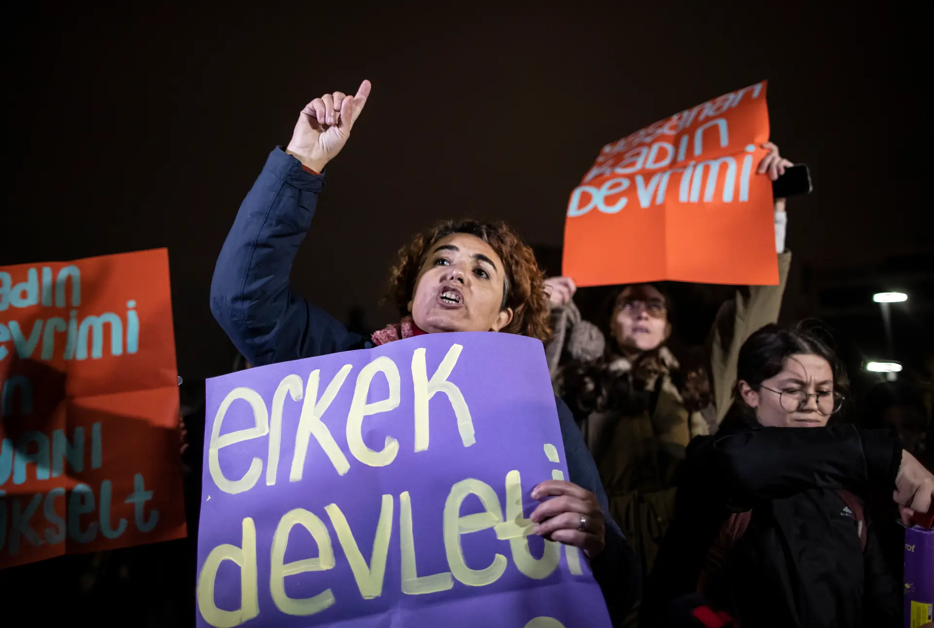 Polícia detém em Istambul dezenas de manifestantes contra a violência para com mulheres