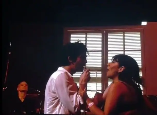 “Ele perguntou se podia. E eu já tenho 24 anos”: o vocalista dos The 1975 beijou uma fã durante concerto