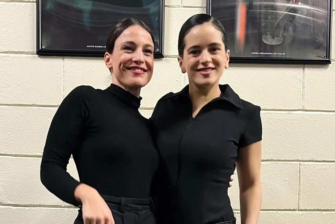 Carminho e Rosalía nos bastidores da Altice Arena, em Lisboa