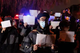 Jovens chineses utilizam folha de papel em branco para protestar contra a falta de liberdade de expressão