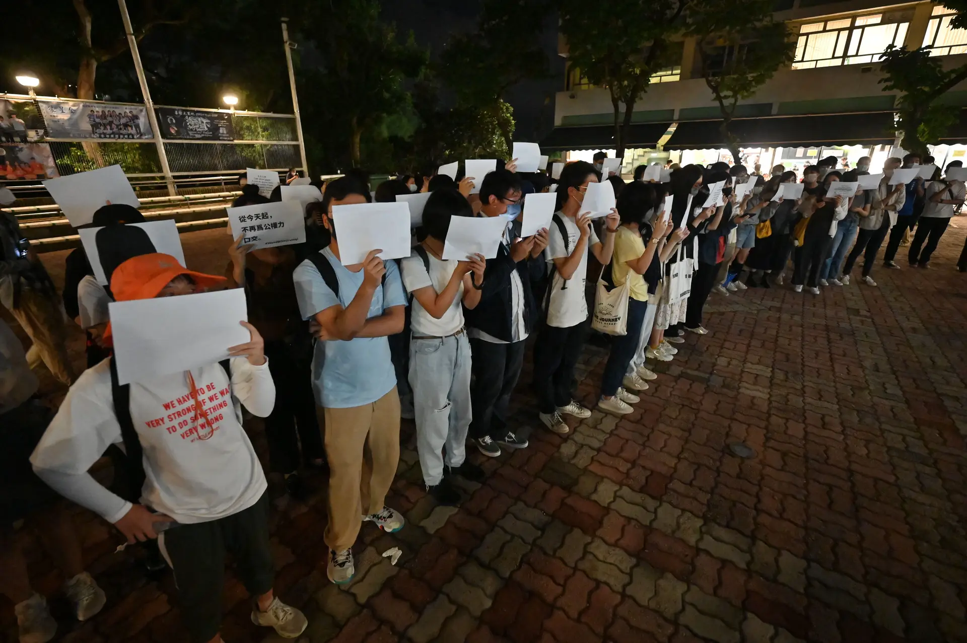 Protestos na Universidade Chinesa de Hong Kong contra as restrições impostas pelo Governo chinês devido à covid-19